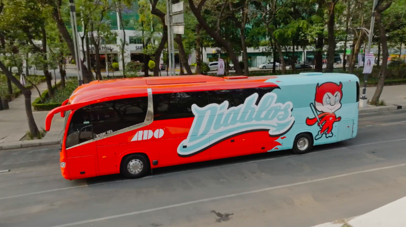 ADO presenta nuevo autobús de los Diablos Rojos del México